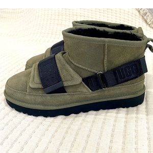 NEW UGG Classic Ultra Mini
Hybrid Boot Women Size 9 Olive Green